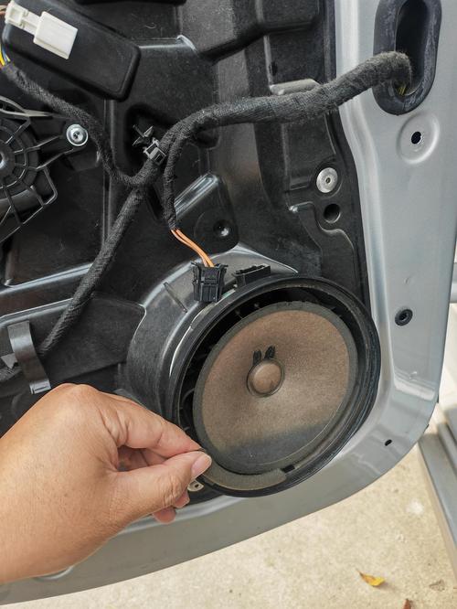 奔馳鳴笛喇叭在哪