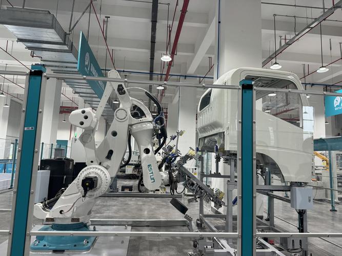 在現如今的大數據時代，機器人已經廣泛應用于各個領域，從工廠生產線上的裝配機器人，到醫院手術室內的外科手術機器人，機器人的使用范圍越來越廣泛。然而，與機器人的廣泛應用相伴而生的，是機器人維修高級崗位的需求不斷增加。本文將圍繞機器人維修高級職位展開全面解讀，探討機器人維修與未來發展的前景。