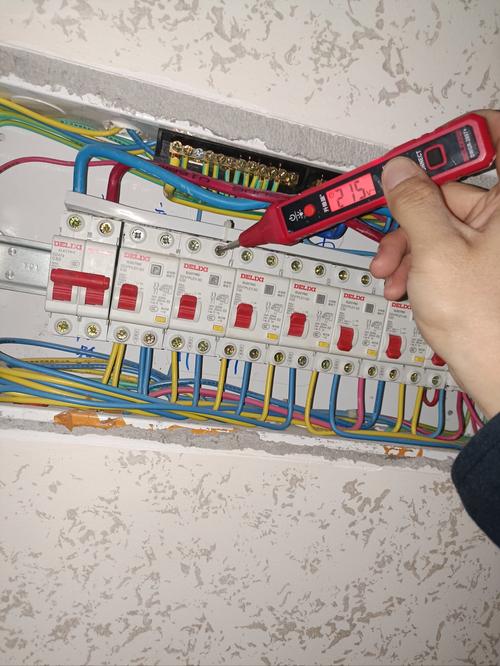 家庭電工維修電路板安裝