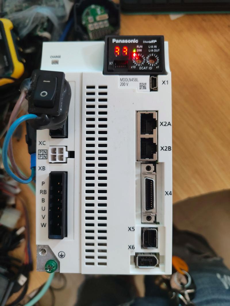 江蘇松下伺服電機報警維修是電子行業中非常重要的一個環節。伺服電機是一種精密的電機系統，經常會出現報警問題。進行及時、有效的維修對于保障生產效率和減少維修成本至關重要。本文將從報警維修的必要性和維修方法兩個方面進行分析和探討。