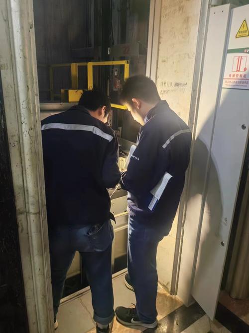 滄州電梯安裝，滄州電梯維修小哥