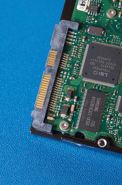 硬盤上面的電路板可以隨便更換嗎，電腦硬盤電路板故障維修實戰