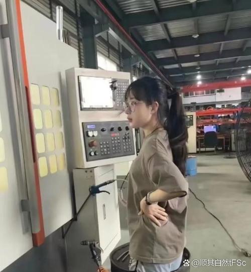 維修線路板的美女