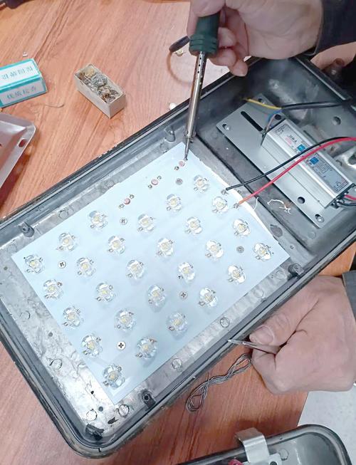 維修臺燈線路板，重拾明亮的燈光